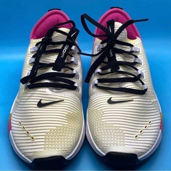 Nike Air Zoom Woman’s Sneakers Size 7 Color Cream, White, Pink and Black NWOT - Picture 2 of 7